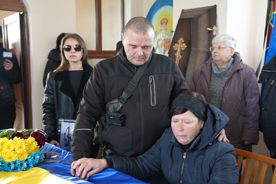 У Херсоні провели в останню путь загиблого захисника Дмитра Чупікова У Херсоні провели в останню путь загиблого захисника Дмитра Чупікова