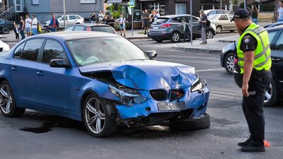 У Луцьку на проспекті Відродження BMW влетів в таксі: в однієї з машин відірвало колесо У Луцьку на проспекті Відродження BMW влетів в таксі: в однієї з машин відірвало колесо