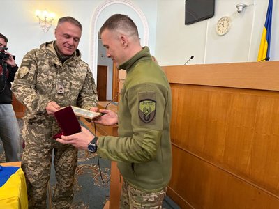 У Житомирі нагородили військового, який провів у полоні 32 місяці У Житомирі нагородили військового, який провів у полоні 32 місяці