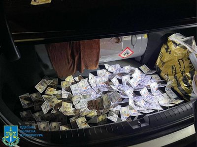 За 12000 доларів допомагали військовозобов'язаним тікати за кордон: в Одесі судитимуть трьох переправників За 12000 доларів допомагали військовозобов'язаним тікати за кордон: в Одесі судитимуть трьох переправників