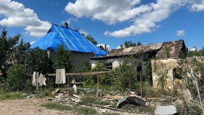 “Усе ледь тримається”: як жителі Ясної Поляни відновлюють будинки після удару “Смерчем” “Усе ледь тримається”: як жителі Ясної Поляни відновлюють будинки після удару “Смерчем”