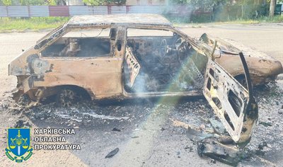 Згоріле авто після потрапляння в нього російського FPV-дрона, Куп'янськ, Харківська область, 22 липня 2025 року Згоріле авто після потрапляння в нього російського FPV-дрона, Куп'янськ, Харківська область, 22 липня 2025 року