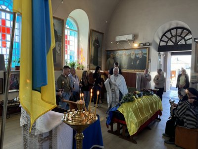 У Херсоні попрощались з загиблим на Донеччині бійцем Володимиром Петренком У Херсоні попрощались з загиблим на Донеччині бійцем Володимиром Петренком