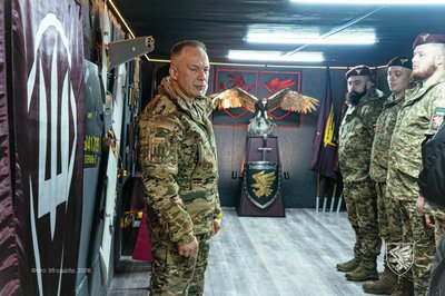 Олександр Сирський відвідав 95-ту десантно-штурмову бригаду та вручив нагороди Олександр Сирський відвідав 95-ту десантно-штурмову бригаду та вручив нагороди