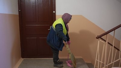 Понад 40 років дбає про чистоту дворів: історія комунальниці з Вінниці Понад 40 років дбає про чистоту дворів: історія комунальниці з Вінниці