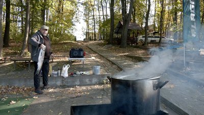 "Сам процес заспокоює": на Вінниччині для військових на реабілітації організовують риболовлю