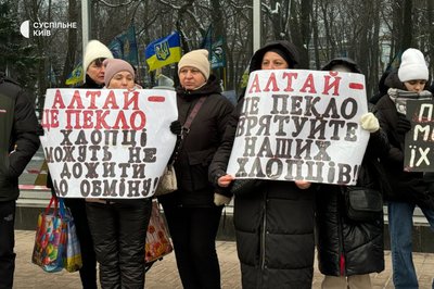 Алтай — це пекло: рідні військовополонених провели пікет під стінами парламенту Алтай — це пекло: рідні військовополонених провели пікет під стінами парламенту