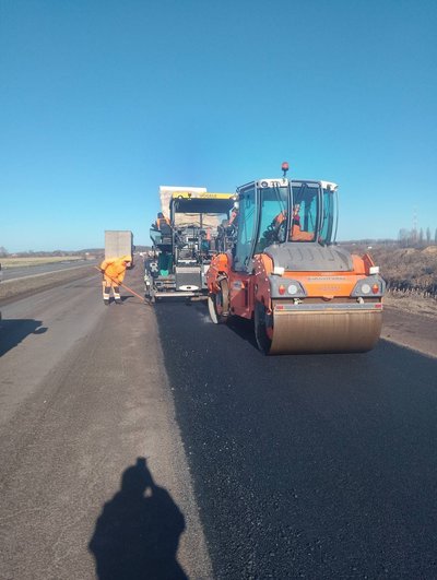 На трасі М-21 на Вінниччині ремонтують дорожнє покриття На трасі М-21 на Вінниччині ремонтують дорожнє покриття