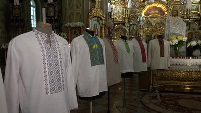 Вишиванки загиблих військових експонували у Свято-Воскресенському соборі міста Рівне Вишиванки загиблих військових експонували у Свято-Воскресенському соборі міста Рівне