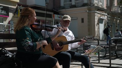 Музиканти Аліна та Ігор виступають на вулиці Соборній у Миколаєві Музиканти Аліна та Ігор виступають на вулиці Соборній у Миколаєві