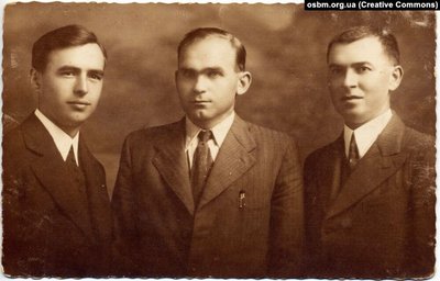 Улас Самчук у Хусті із закарпатськими літераторами Юрієм Станинцем (ліворуч) та Петром Міговком.1938 рік Улас Самчук у Хусті із закарпатськими літераторами Юрієм Станинцем (ліворуч) та Петром Міговком.1938 рік