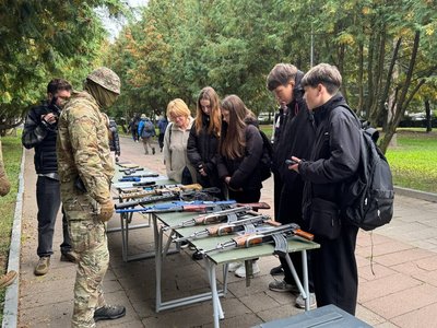 У Житомирі школярі пройшли квест до Дня захисників і захисниць України У Житомирі школярі пройшли квест до Дня захисників і захисниць України