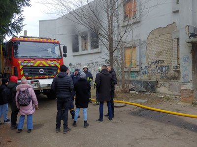 У Житомирі горить кінотеатр "Космос" – що відомо У Житомирі горить кінотеатр "Космос" – що відомо