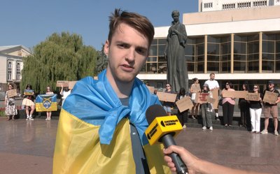 Лучани вийшли на акцію проти відставки Федорова з посади міністра оборони Лучани вийшли на акцію проти відставки Федорова з посади міністра оборони