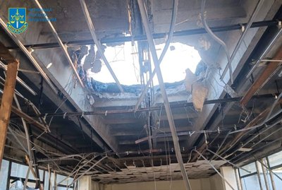 Вибите скло, пошкоджені стіни та автомобілі: прокуратура розслідує влучання дронів у підприємства у Черкасах Вибите скло, пошкоджені стіни та автомобілі: прокуратура розслідує влучання дронів у підприємства у Черкасах