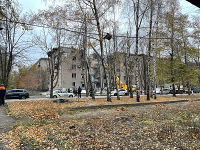 Працюють правоохоронці, люди несуть квіти. Що відбувається на місці ракетного удару у Кривому Розі Працюють правоохоронці, люди несуть квіти. Що відбувається на місці ракетного удару у Кривому Розі