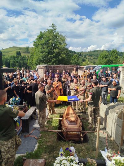 На Закарпатті попрощалися з померлим захисником Андрієм Попадичем На Закарпатті попрощалися з померлим захисником Андрієм Попадичем