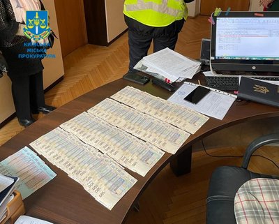 Вимагала хабара за оренду приміщення: посадовиці комунального підприємства Києва оголосили підозру