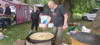 На фестивалі діяла польова кухня, готували плов, шашлик і бургери На фестивалі діяла польова кухня, готували плов, шашлик і бургери