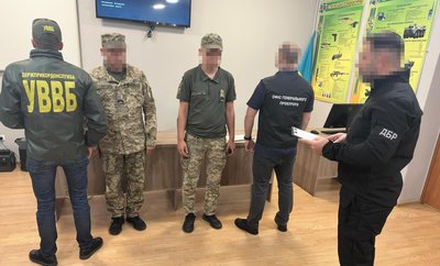 На Львівщині п'ятьох прикордонників підозрюють в організації незаконної схеми виїзду за кордон На Львівщині п'ятьох прикордонників підозрюють в організації незаконної схеми виїзду за кордон