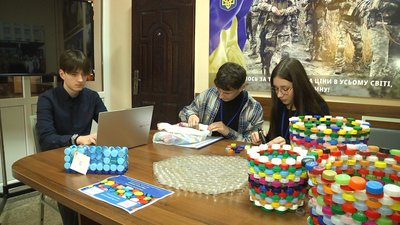 Хмельницькі студенти виготовляють з пластикових кришок горщики, відра та канцелярські підставки Хмельницькі студенти виготовляють з пластикових кришок горщики, відра та канцелярські підставки