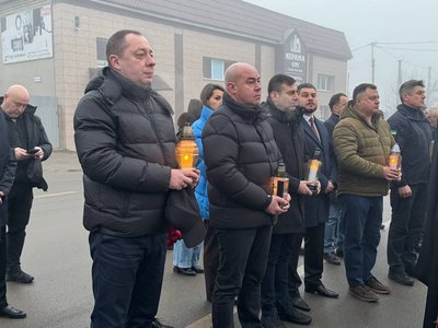 пам’ятний хрест, запалені лампадки