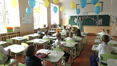 Знов до школи: еволюція уніформи та натхнення для сучасних дизайнерів. Історія шкільних костюмів Знов до школи: еволюція уніформи та натхнення для сучасних дизайнерів. Історія шкільних костюмів