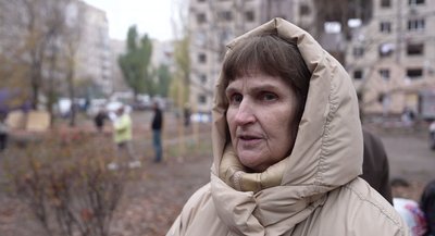 "Нічого не відчуваєш, тільки пустоту та біль". Мешканці пошкодженої багатоповерхівки у Дніпрі забирають речі з квартир "Нічого не відчуваєш, тільки пустоту та біль". Мешканці пошкодженої багатоповерхівки у Дніпрі забирають речі з квартир