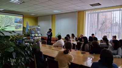 Черкаським бібліотекам передали книги з історії та культури Криму