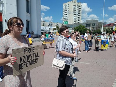 До акції "Поверніть Героїв з полону" у Хмельницькому долучились 60 українців До акції "Поверніть Героїв з полону" у Хмельницькому долучились 60 українців