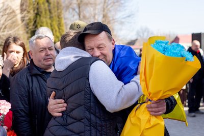 Пробув у полоні чотири роки: на Вінниччині зустріли захисника Миколу Синишина Пробув у полоні чотири роки: на Вінниччині зустріли захисника Миколу Синишина