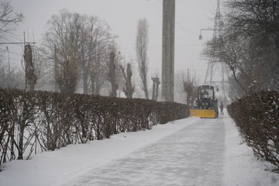 Прибирають сніг у Харкові Прибирають сніг у Харкові