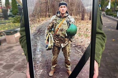 У Житомирі родинам загиблих військових передали державні нагороди У Житомирі родинам загиблих військових передали державні нагороди