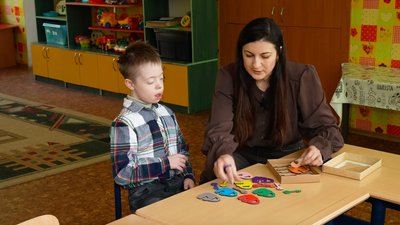 "Вони все розуміють": у Кропивницькому долучилися до акції підтримки людей із синдромом Дауна "Шкарпетуйся" "Вони все розуміють": у Кропивницькому долучилися до акції підтримки людей із синдромом Дауна "Шкарпетуйся"