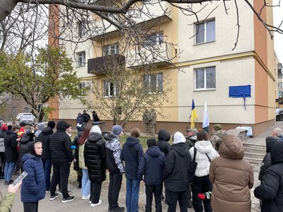 У Полтаві відкрили меморіальну дошку воїну Роману Твердохлібу