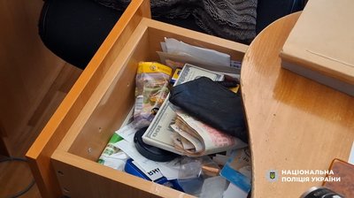 На Одещині посадовицю міськради підозрюють у хабарі за фальшиві документи для пенсії На Одещині посадовицю міськради підозрюють у хабарі за фальшиві документи для пенсії