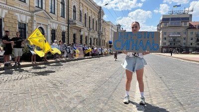 "Ми боремося за наших рідних". У Кропивницькому влаштували акцію на підтримку військовополонених та зниклих безвісти "Ми боремося за наших рідних". У Кропивницькому влаштували акцію на підтримку військовополонених та зниклих безвісти