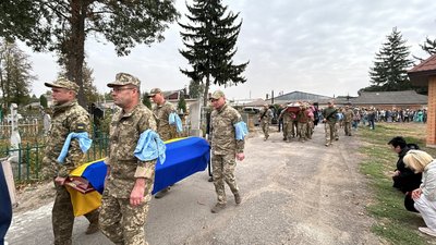Схилили голови: в Умані на Черкащині попрощалися із захисником Схилили голови: в Умані на Черкащині попрощалися із захисником