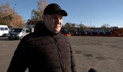 Як комунальники утилізують опале листя у Луцьку Як комунальники утилізують опале листя у Луцьку
