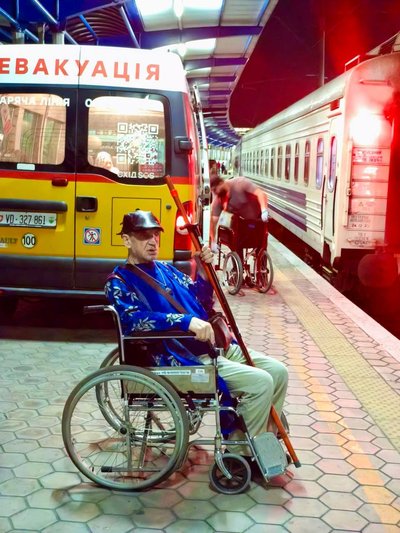 Евакуаційним потягом на Житомирщину виїхали 15 маломобільних пасажирів та людей з інвалідністю з Дніпра Евакуаційним потягом на Житомирщину виїхали 15 маломобільних пасажирів та людей з інвалідністю з Дніпра