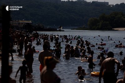 люди на пляжі в затоці Десенка у Микільській Слобідці у Києві 13 липня 2024 року, спека у Києві люди на пляжі в затоці Десенка у Микільській Слобідці у Києві 13 липня 2024 року, спека у Києві