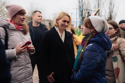 "Життя перемогло руйнування": у Бородянці відкрили скульптуру "Дівчинка під сонцем" "Життя перемогло руйнування": у Бородянці відкрили скульптуру "Дівчинка під сонцем"