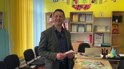 "Титечконізми": 26 книг написав директор школи на Рівненщині