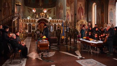 Провели "живим коридором" на колінах: у Черкасах попрощались із двома військовими Провели "живим коридором" на колінах: у Черкасах попрощались із двома військовими