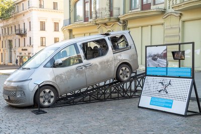 Пошкоджені авто, дрони та уламки: в Одесі відкрили виставку про атаки на гуманітарні місії Пошкоджені авто, дрони та уламки: в Одесі відкрили виставку про атаки на гуманітарні місії