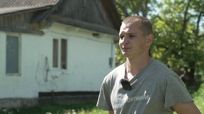 Через ліс до школи в сусідню область: як живуть діти та дорослі із села Зелений Дуб, що на Рівненщині Через ліс до школи в сусідню область: як живуть діти та дорослі із села Зелений Дуб, що на Рівненщині
