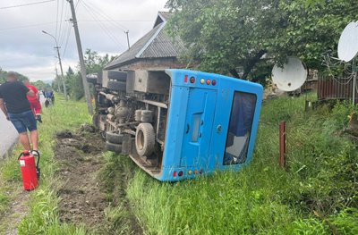 Рейсовий автобус перекинувся на бік: у ДТП на Закарпатті травмувалися троє людей Рейсовий автобус перекинувся на бік: у ДТП на Закарпатті травмувалися троє людей