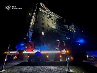 Врятували 8 мешканців будинку, з них — 3 дітей: у Черкасах сталася пожежа у дев'ятиповерхівці Врятували 8 мешканців будинку, з них — 3 дітей: у Черкасах сталася пожежа у дев'ятиповерхівці
