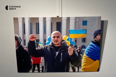"Нескорений Херсон": в Одесі показали фото, зроблені на мітингах проти російської окупації "Нескорений Херсон": в Одесі показали фото, зроблені на мітингах проти російської окупації