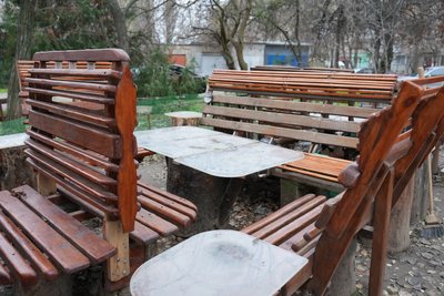 Дерев'яні лавочки та стіл на локації Дерев'яні лавочки та стіл на локації